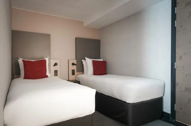 Semi Basement, Twin Beds, Partial View, No Elevator، Krisotel Amsterdam 1/3