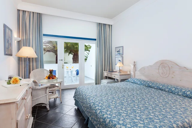 غرفة قياسية بسرير مزدوج وسريرين منفصلين، Seaside Los Jameos Playa 2/3