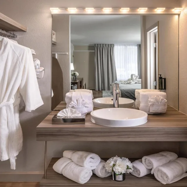 Royal, 2 Queen Beds, Side Pool View، Magic Moment Resort & Kids Club, Dazzler Select by Wyndham 8/8