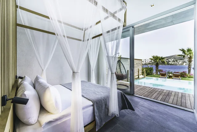 جناح حصري بسرير كينج بإطلالة على البحر بغرفة نوم واحدة بمسبح خاص، Cape Bodrum Luxury Hotel Beach 1/6