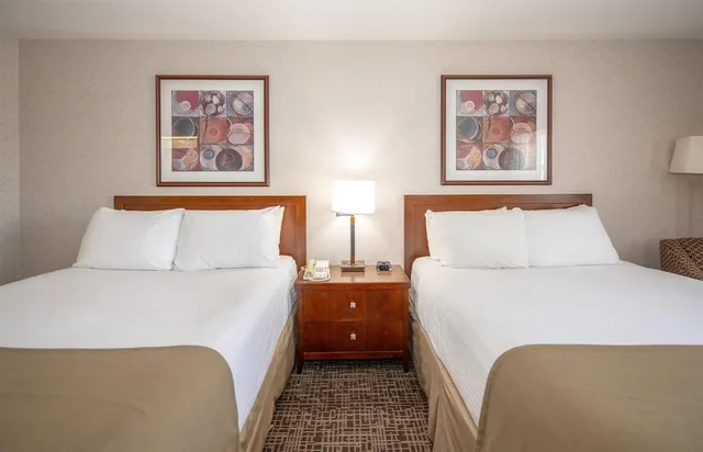 غرفة بسريرين كوين، Coast Fort St John Hotel 4/9