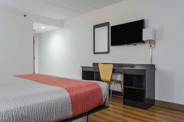 غرفة بسرير كوين للمدخنين لذوي الإعاقة، Motel6 Brockton, MA 5/9