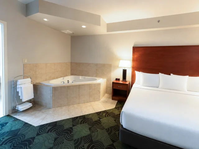 Business, King Bed, Sofa, Hot Tub, Deerfoot Inn Casino 2/5