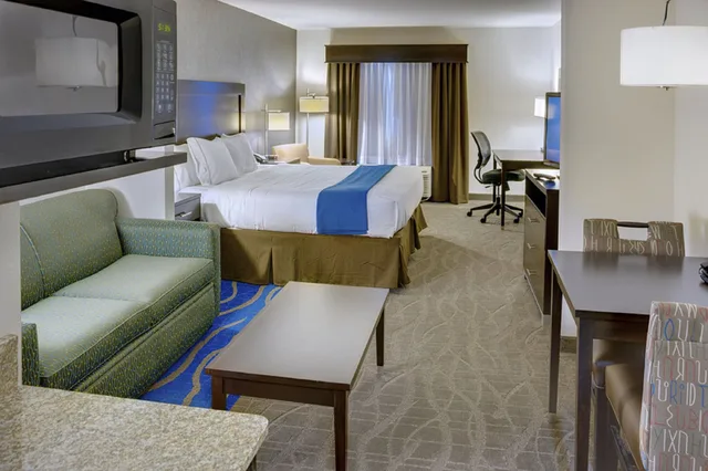 Suite, King Bed, Living Area, Holiday Inn Express Hotel And Suites Kansas City Ku Medical Center 2/5