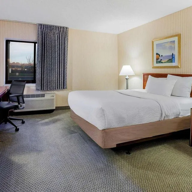 غرفة تنفيذية بسرير كينج، La Quinta Inn by Wyndham Detroit Southgate 1/10