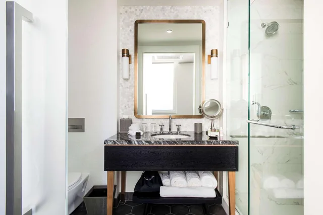 جناح بسرير كينج بغرفة نوم واحدة مع أريكة، Londonhouse Chicago Curio Collection By Hilton 3/3