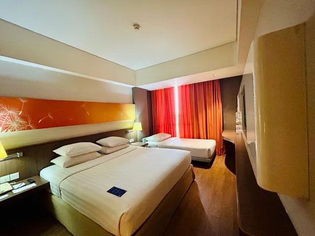 غرفة ثلاثية بسرير كوين وسرير فردي، SOLL MARINA HOTEL SERPONG 1/2