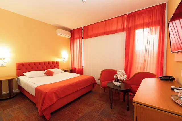 جناح عائلي بسرير كوين مع أريكة، Continental Hotel 2/8
