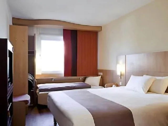 غرفة قياسية بسرير مزدوج وسرير فردي، ibis Cannes Plage La Bocca 2/10