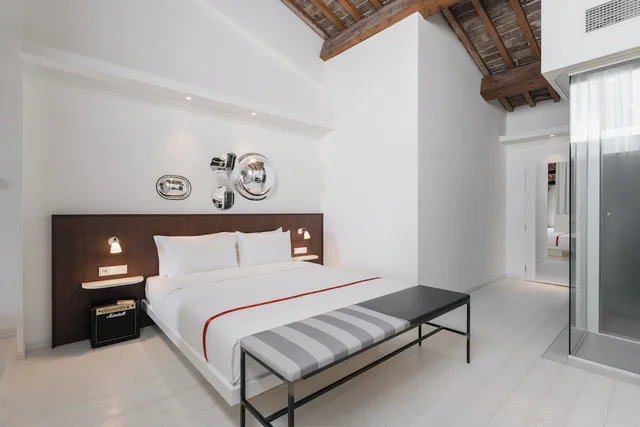 Wow, Queen Bed، Ruby Bea Hotel Florence 1/3