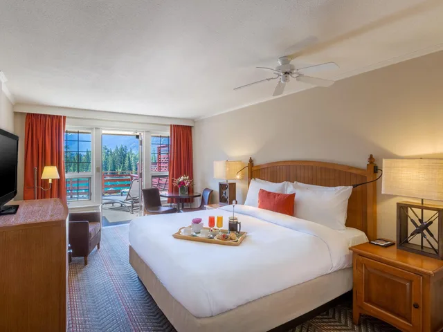 Deluxe, Lodge, King Bed, Partial Lake View, Main Building، Fairmont Jasper Park Lodge 2/5