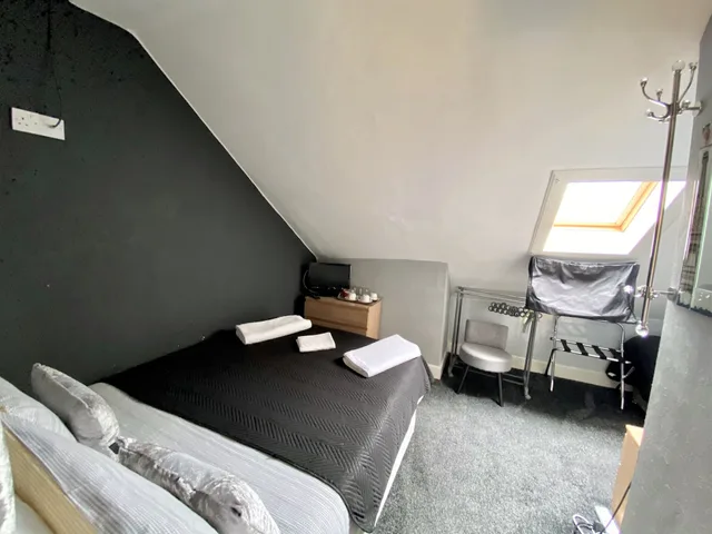 غرفة أساسية بسرير مزدوج وسرير فردي بحمام خاص، 16 PILRIG GUEST HOUSE 1/4