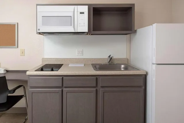 غرفة بسرير كوين مع أريكة، WoodSpring Suites Broken Arrow 6/6