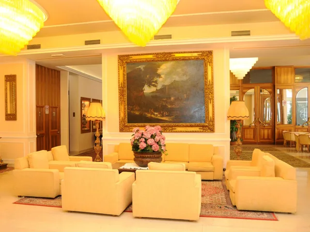 غرفة اقتصادية، Grand Hotel Excelsior 1/1