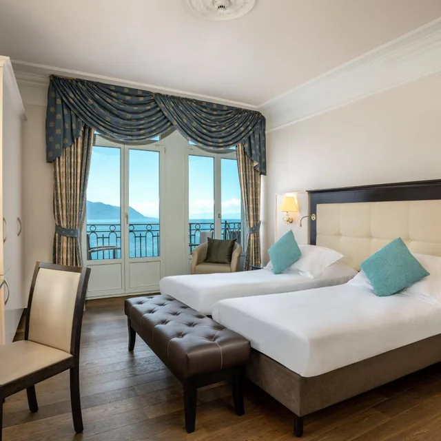 غرفة ديلوكس بسرير فردي بإطلالة على البحيرة بشرفة، Grand Hotel Suisse Majestic 1/5