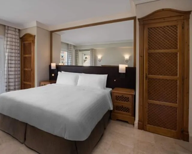 شقة بسرير كينج بشرفة بغرفة نوم واحدة مع أريكة، MARRIOTTS MARBELLA BEACH RESORT 3/7