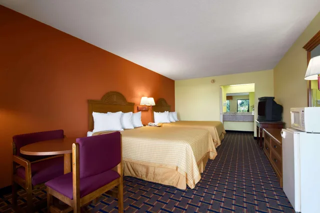 غرفة بسريرين كوين للمدخنين، Days Inn by Wyndham Richburg 1/1