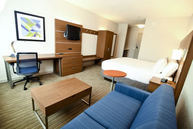 Standard, King Bed, Sofa, Holiday Inn Express Hotel And Suites Port Clinton Catawba Island 7/9
