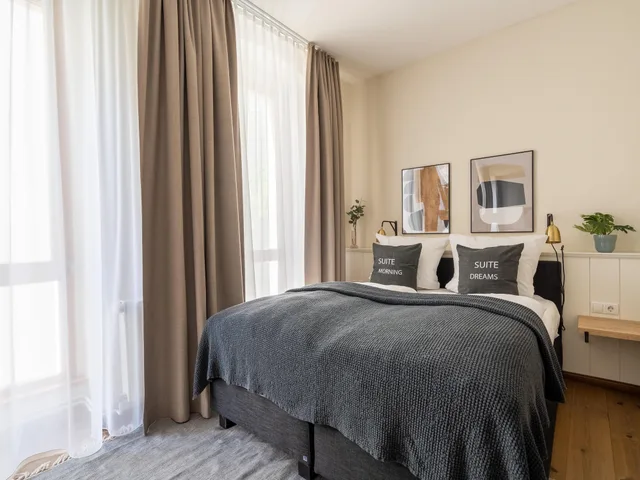 جناح بسرير كوين مع أريكة، Schoenhouse Apartments 1/2