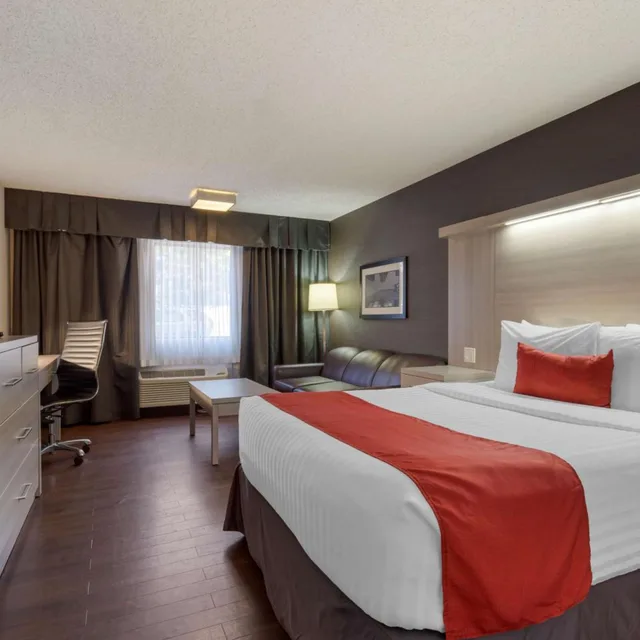 Room, Queen Bed, Pet Friendly, Village Park Inn Calgary 2/7