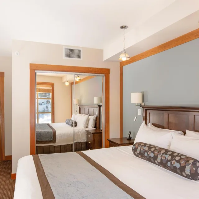 1 Bedroom, King Bed, Den، Legends Whistler 3/5