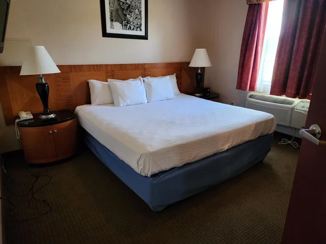 Deluxe, Suite, King Bed, Days Inn by Wyndham Luray Shenandoah 5/8