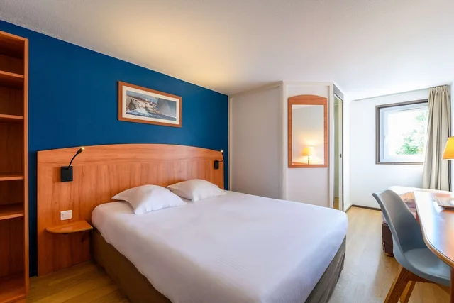 غرفة بسرير كوين وسرير فردي، Comfort Hotel Evreux 2/3