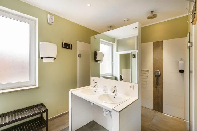 غرفة رباعية، Five Reasons Hotel and Hostel 2/3