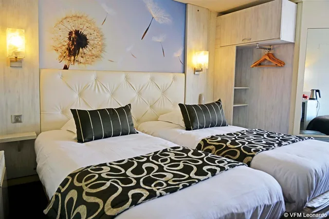 غرفة ثلاثية بثلاثة أسرّة، Logis Hotel des Lacs 1/1