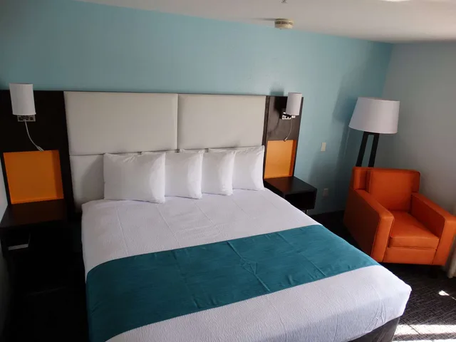 جناح بسرير كينج بغرفة نوم واحدة مع أريكة، Best Western Plus Orlando Lake Buena Vista South Inn & Suites 1/2