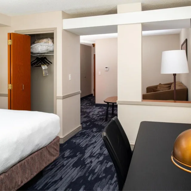 جناح بسرير كينج مع أريكة بحوض استحمام لذوي الإعاقة، Fairfield Inn Suites By Marriott Greensboro Wendover 2/3