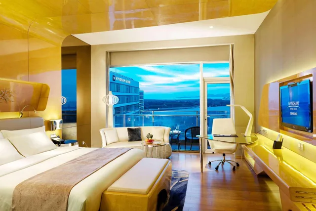 غرفة ديلوكس بسرير مزدوج بإطلالة على البحر بشرفة، Wyndham Grand Hotel Qingdao 1/7