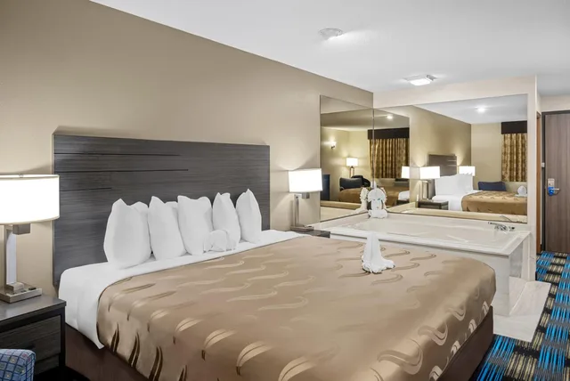غرفة بسرير كينج بحوض جاكوزي، Rodeway Inn Grandville - Grand Rapids 10/10