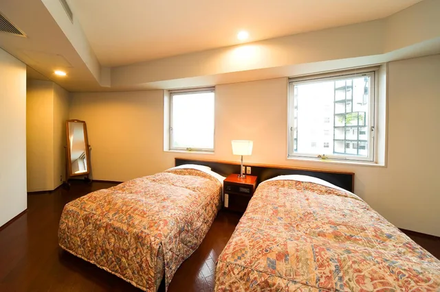 غرفة بسريرين منفصلين تُحدَّد عند الوصول مع أريكة للمدخنين، The Residential Suites Fukuoka Ex Hyatt Residential Suites Fukuoka 2/2