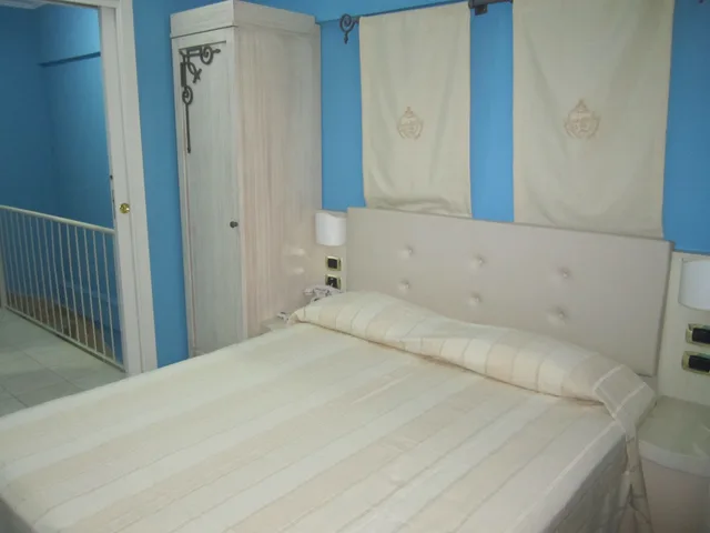 غرفة رباعية بسرير مزدوج وسريرين منفصلين، Palazzo Reginella Residence Hotel 1/3