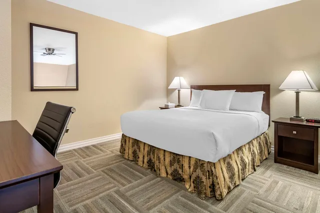 Efficiency, 3 Queen Beds، Econo Lodge Inn & Suites Kelowna 1/2