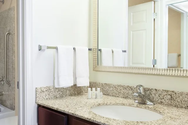 جناح بسرير كينج بغرفة نوم واحدة مع أريكة، Residence Inn by Marriott Laredo Del Mar 2/2