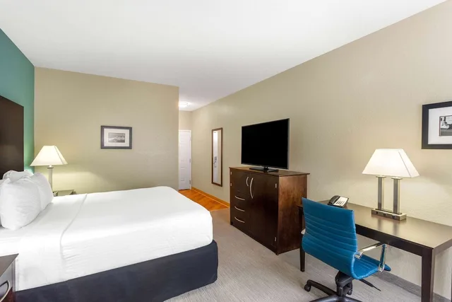 غرفة ديلوكس بسرير كينج لذوي الإعاقة، La Quinta Inn & Suites by Wyndham Sebring 2/5