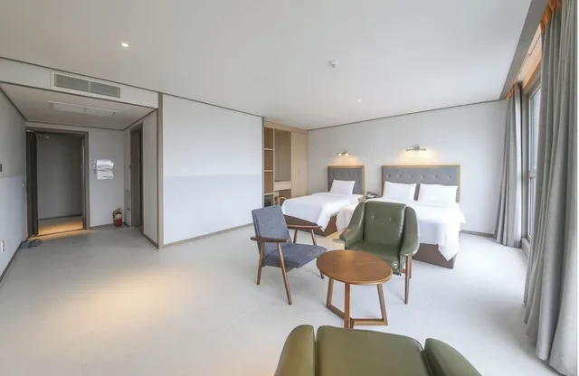 غرفة سوبيريور صغيرة بسرير كوين وسرير فردي، Sunrise Hotel Sungsan 10/10