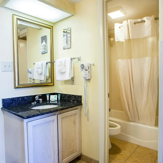 Schooner, Junior Suite, Ocean Front، Compass Cove Resort 2/2