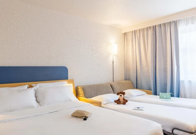 غرفة كومفورت بسرير كوين مع أريكة، B&B Hotel Lyon Nord 4 Stars 1/10
