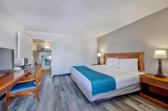 1 King Bed - Mobil Access Tub Nsmk Micfridg، Motel6 Harrisburg, PA – Near PA Expo Center 5/10