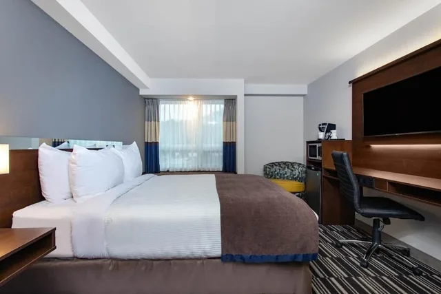 غرفة بزنس بسرير كوين، Microtel Inn And Suites By Wyndham Portage La Prairie 2/4