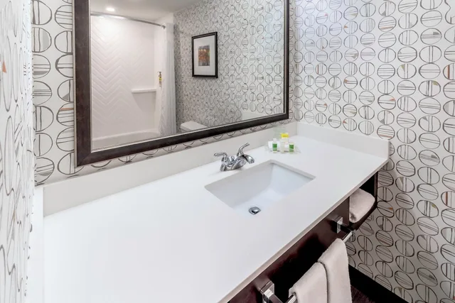 غرفة قياسية بسرير كينج، Holiday Inn Hotel And Suites Milwaukee Airport 4/5