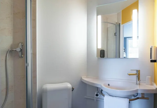 غرفة بسرير مزدوج لذوي الإعاقة، B&B HOTEL Brive-La-Gaillarde 4/4