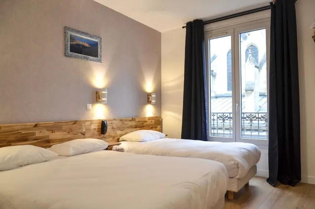 غرفة كومفورت ثلاثية بسرير مزدوج وسرير فردي، HOTEL DE LA PERDRIX ROUGE 1/8