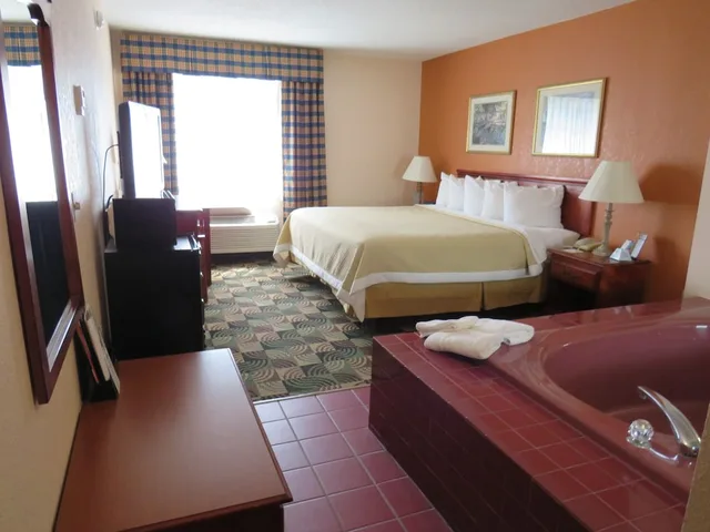 Standard, King Bed, Jetted Tub, Days Inn by Wyndham Hillsdale 9/10