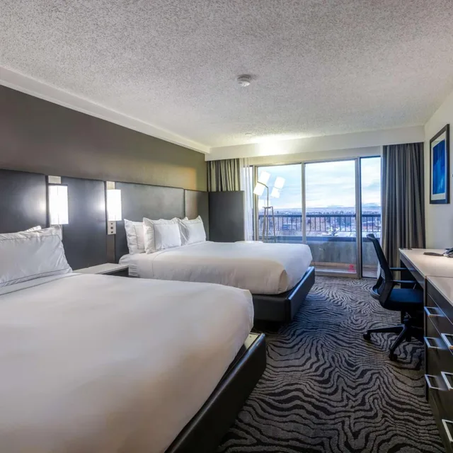 غرفة بسرير كينج وسريرين كوين، DoubleTree by Hilton Calgary North 2/5