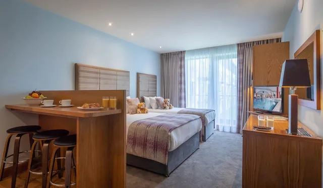 جناح عائلي بسرير كينج وسرير فردي، The Connacht Hotel 4/6