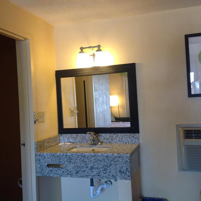 غرفة اقتصادية بسرير مزدوج، Diamond Inn And Suites 3/4